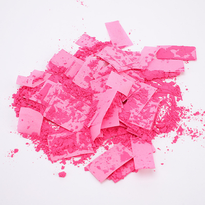 Le confectionneur de confettis est biodégradable pour un mariage d'anniversaire.