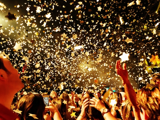 Des confettis biodégradables pour les fêtes, des canons, des confettis en papier, pour les mariages, pour les anniversaires des enfants.