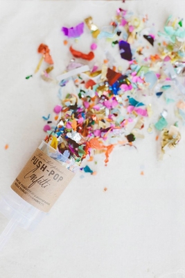 Le sexe sûr révèle l'effet de la fumée de couleur du canon de confetti