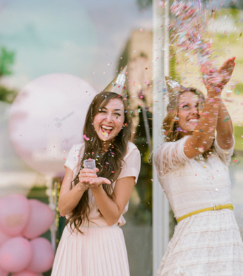 Le sexe sûr révèle l'effet de la fumée de couleur du canon de confetti