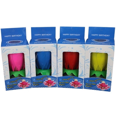Une bougie d'anniversaire multicolore tournoyante