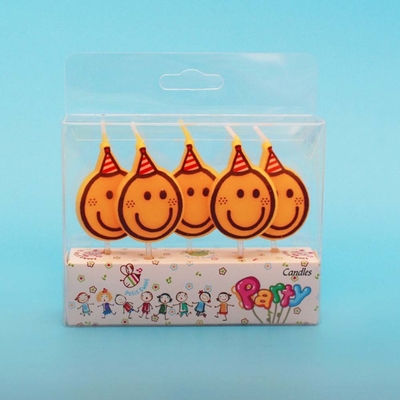 Des bougies en forme de voitures dessinées pour les enfants Décoration de gâteau faite à la main au Mexique