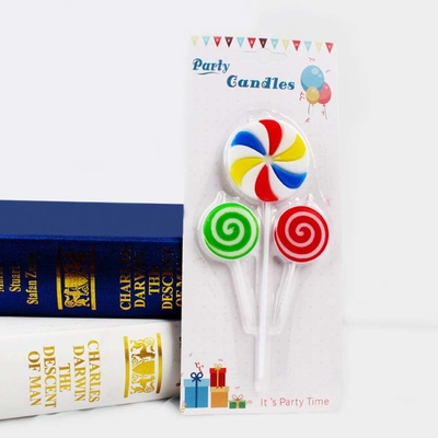 Des bougies en forme de voitures dessinées pour les enfants Décoration de gâteau faite à la main au Mexique