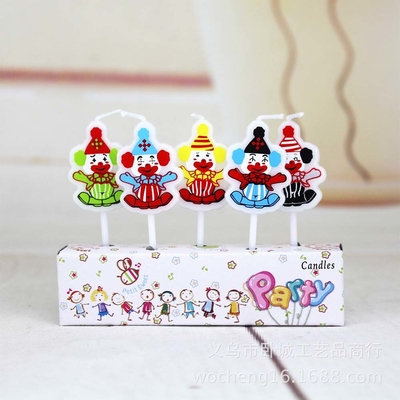 Des bougies en forme de voitures dessinées pour les enfants Décoration de gâteau faite à la main au Mexique