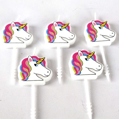 Des bougies en forme de voitures dessinées pour les enfants Décoration de gâteau faite à la main au Mexique