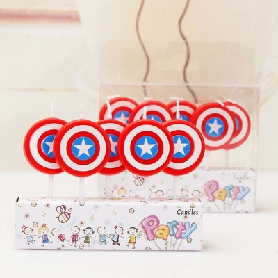 Des bougies en forme de voitures dessinées pour les enfants Décoration de gâteau faite à la main au Mexique
