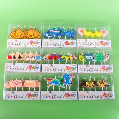 Des bougies en forme de voitures dessinées pour les enfants Décoration de gâteau faite à la main au Mexique