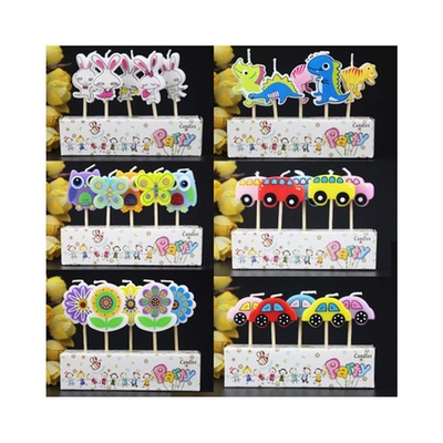 Des bougies en forme de voitures dessinées pour les enfants Décoration de gâteau faite à la main au Mexique