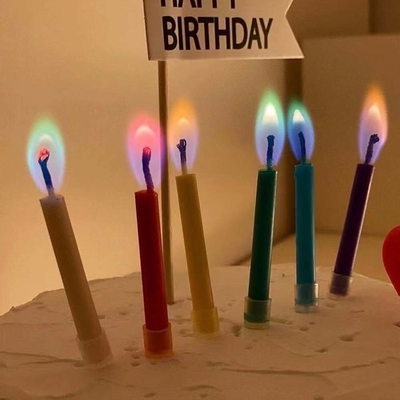 Bougie arc-en-ciel créative pour la décoration de fête et la célébration d'anniversaire
